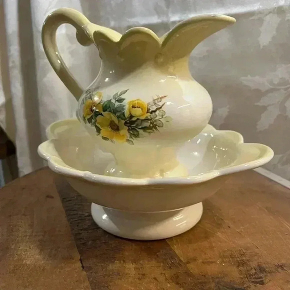 Vintage Ceramic  Pitcher and Wash Basin - Picture 2 of 12